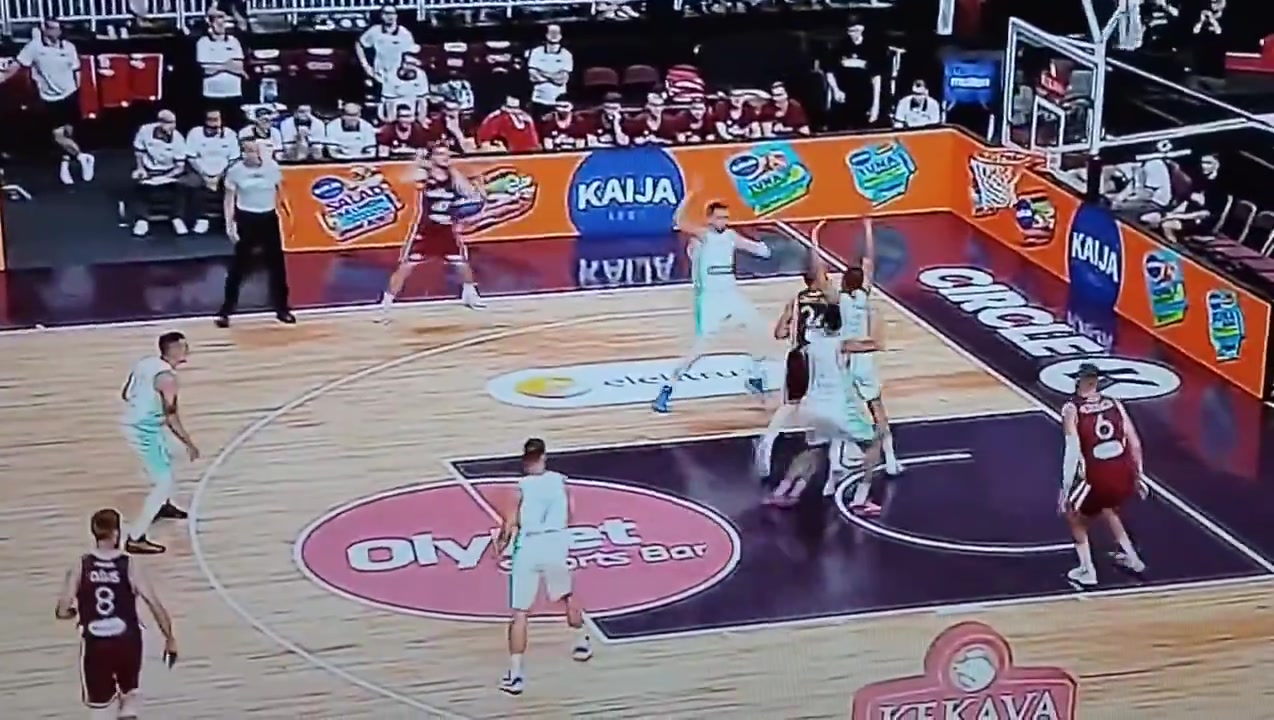 大锁级别的防守?!东契奇协防后大秀单防功底 轻松封盖对手投篮