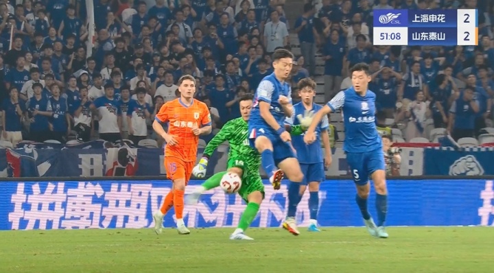 比赛第51分钟,王大雷开球时遭蒋圣龙犯规,蒋圣龙吃到黄牌