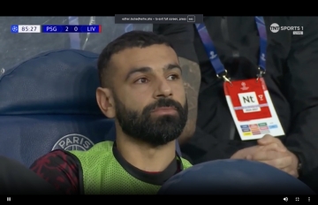 九游下载-关键战坐全场板凳！萨拉赫坐在场边面无表情，利物浦0-2遭完败